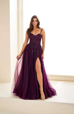 Langes Abendkleid FM52186 in Royalblau mit Glitzer und hohem Beinschlitz – erhältlich bei FM Braut- und Abendmode in Sandkrug bei Oldenburg.