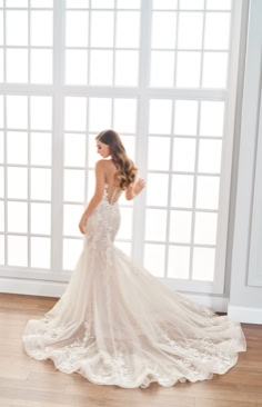 Rückenfreies Mermaid Brautkleid FM51682 mit transparenter Corsage, feiner Blütenspitze und eleganter Schleppe. Erhältlich bei FM Braut- und Abendmode in Sandkrug bei Oldenburg.
