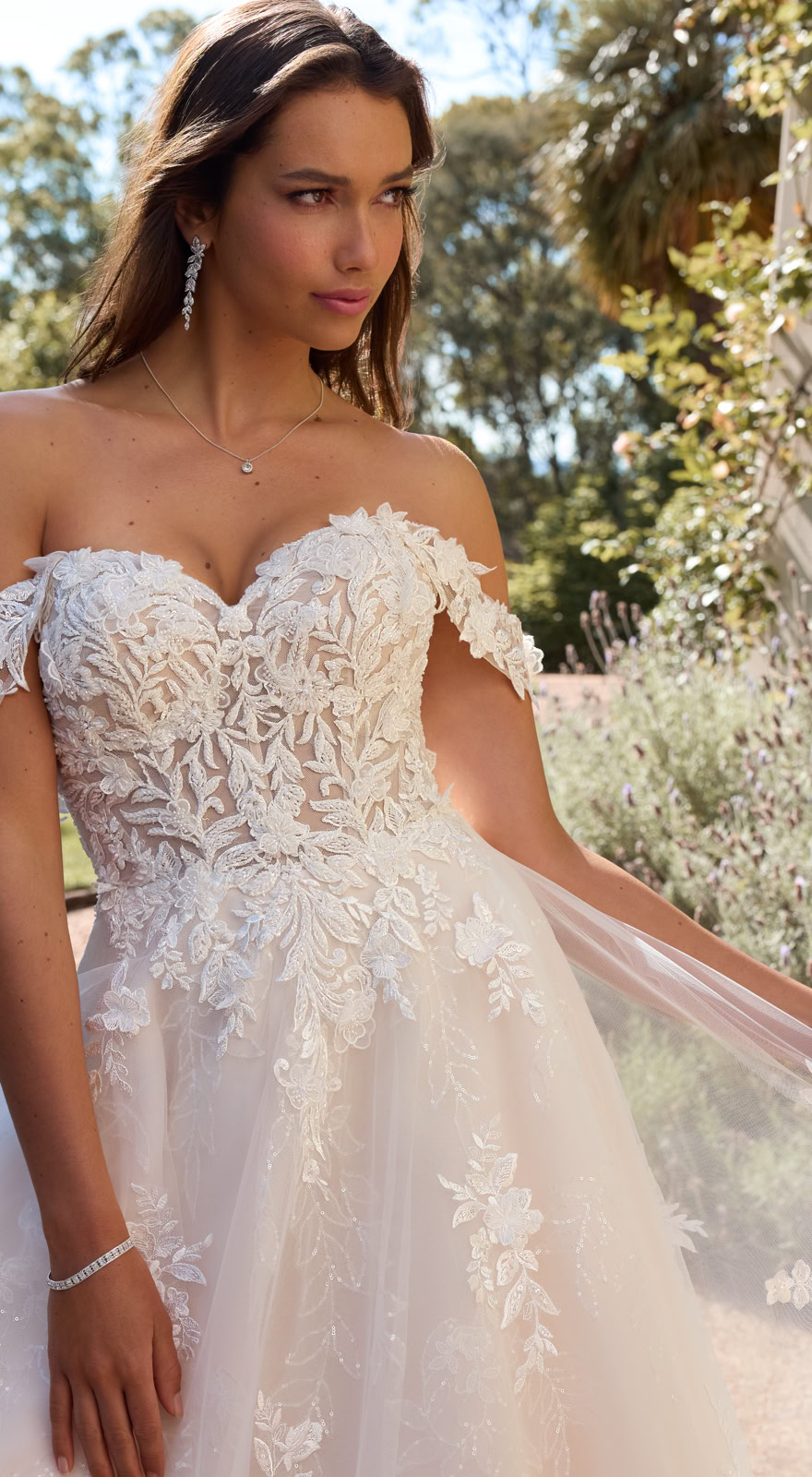 fm-brautkleid-fm51726-a-linie-mit-abnehmbaren-off-shoulder-traegern-und-bluetenspitze-sandkrug-oldenburg