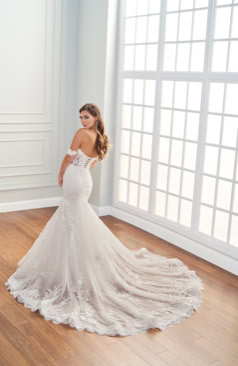 51678 Eine elegante Schönheit in Form eines Brautkleides