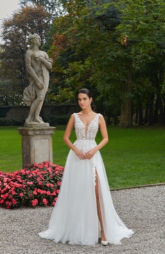 51712 Ein zartes Hochzeitskleid mit einem tiefen V-Ausschnitt