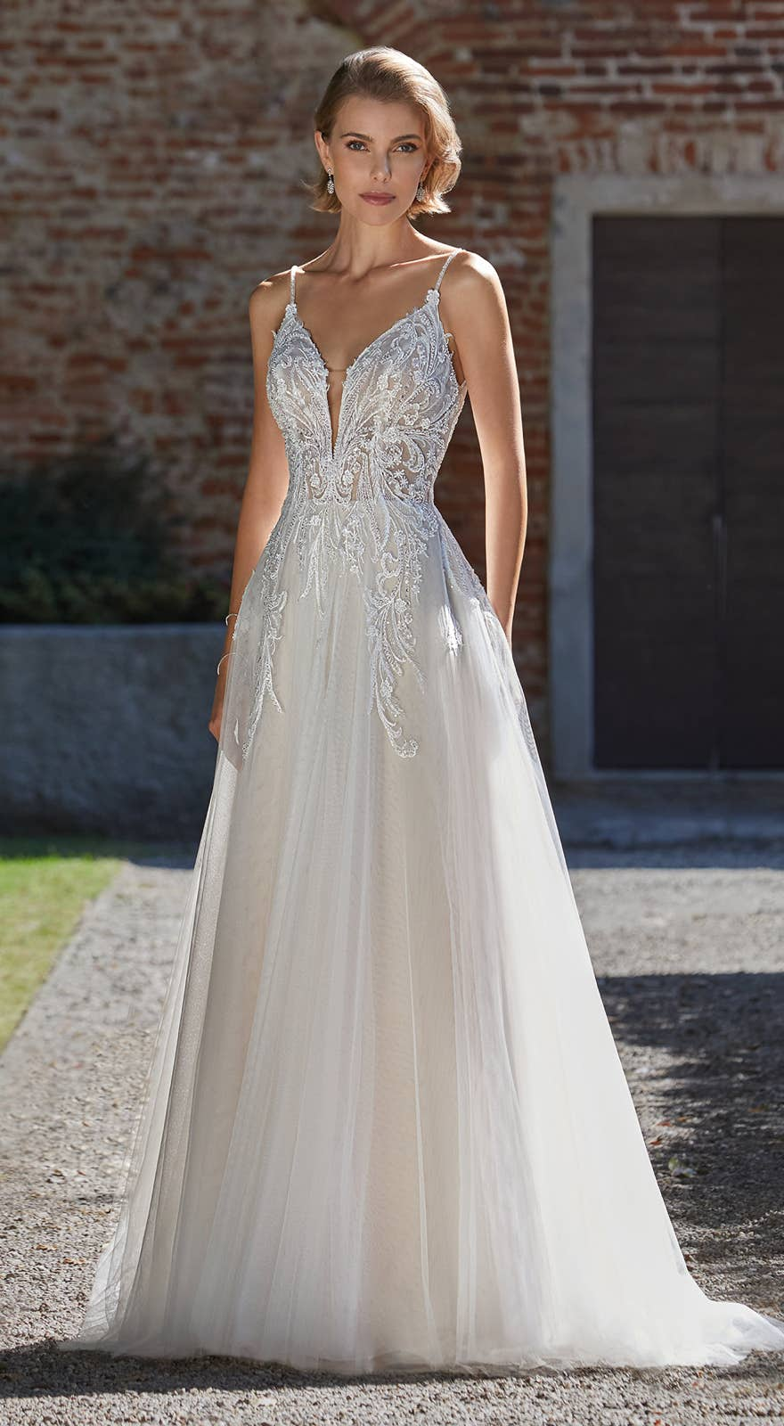 51713 luxuriöses Brautkleid mit Spitzenapplikationen und zarten Trägern