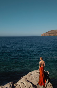 Langes Abendkleid FM51869 in Orange mit Glitzersteinchen und Schlitz – erhältlich bei FM Braut- und Abendmode in Sandkrug bei Oldenburg.