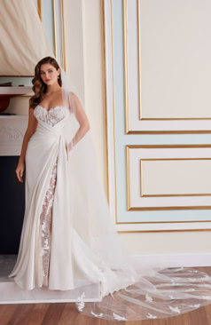 Elegantes Brautkleid FM52068 mit Herzausschnitt, drapiertem Stoff und detailreicher 3D-Blütenspitze. Erhältlich bei FM Braut- und Abendmode in Sandkrug bei Oldenburg.