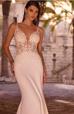 Fit and Flare Brautkleid FM52247 mit tiefem Ausschnitt, Spitzen-Corsage und eleganter Schleppe. Erhältlich bei FM Braut- und Abendmode in Sandkrug bei Oldenburg.