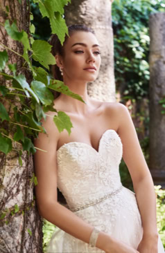 19456 Allover- Spitze, geraffter Tüll und funkelnde Pailletten. Ein wunderschönes leichtes und gleichzeitig verspielte Hochzeitskleid im A- Linien Stil. Der wiederum herzförmige Ausschnitt schmeichelt dem Dekolleté. Die Spitze und die glänzenden Fadenapplikationen verstärken das Strahlen des Kleides. Zudem verfügt das Kleid über einen schönen Corsage, die durch eine Schnürung geschlossen wird. Zusätzlich besitzt das Hochzeitskleid abnehmbare Träger und eine romantische Schleppe.