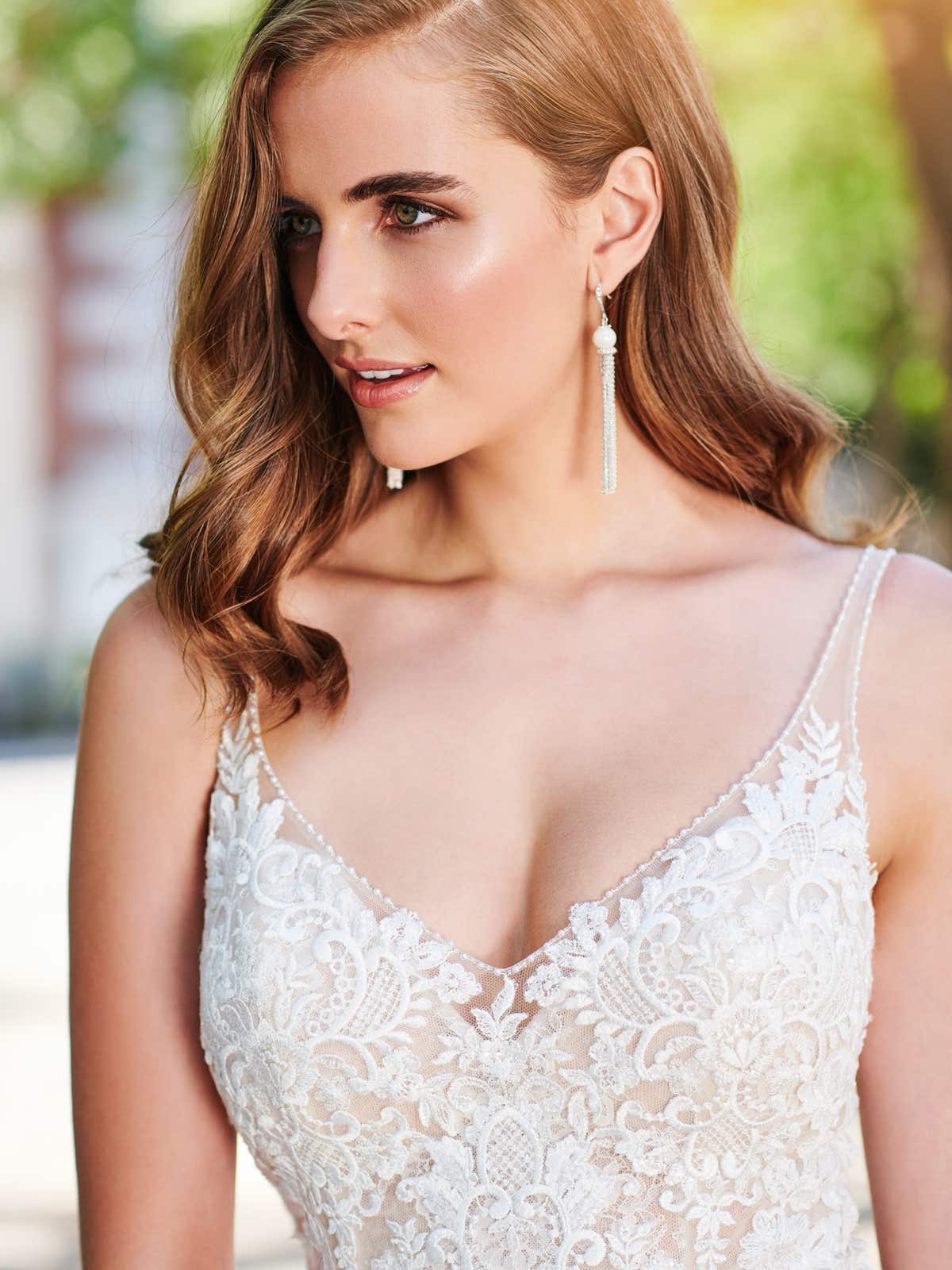 20119 Ein schmeichelndes A-Linien- Spitzenkleid mit einem eleganten V- Ausschnitt