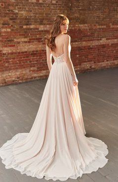 50996 Eine florale A-Linie mit einem tiefen Ausschnitt und transparenten Trägern. 