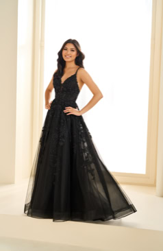 Langes Abendkleid FM52184 in Schwarz mit Glitzertüll und Spitze – erhältlich bei FM Braut- und Abendmode in Sandkrug bei Oldenburg.