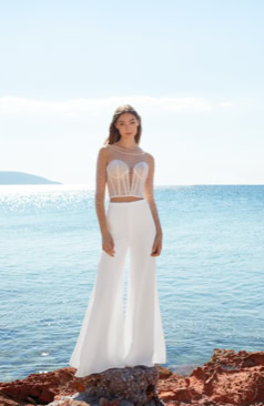 Moderner Braut-Zweiteiler FM51710 mit transparentem Perlen-Top und fließendem Softtüllrock – ein außergewöhnlicher Look für stilbewusste Bräute, die Leichtigkeit und Glamour verbinden möchten. Erhältlich bei FM Braut- und Abendmode in Sandkrug bei Oldenburg.