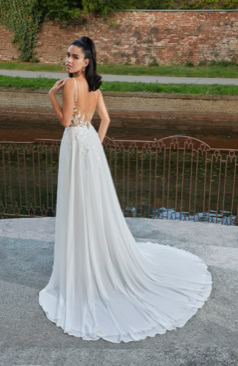 Modernes Brautkleid FM51714 mit tiefem V-Ausschnitt, zartem Spitzen-Corsagenoberteil und fließendem Chiffonrock mit Beinschlitz – feminin, elegant und perfekt für Sommerhochzeiten. Erhältlich bei FM Braut- und Abendmode in Sandkrug bei Oldenburg.