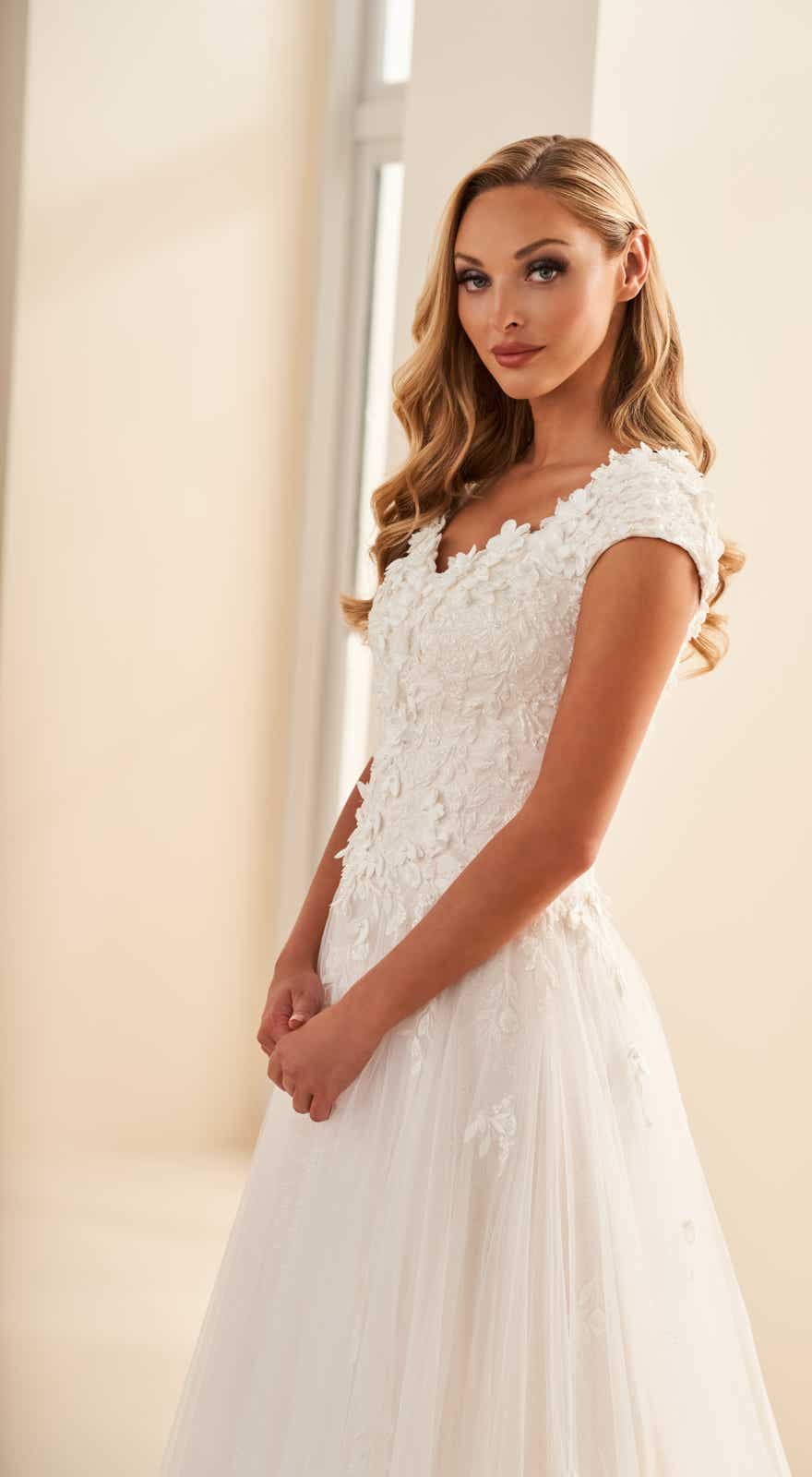 51958 Hochgeschlossenes modernes Brautkleid mit 3D Blüten