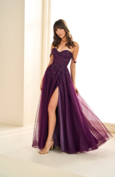 Langes Abendkleid FM52187 in Navy mit Glitzertüll und schulterfreiem Design – erhältlich bei FM Braut- und Abendmode in Sandkrug bei Oldenburg.