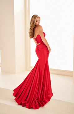 Langes Abendkleid FM52317 in Rot aus Satin mit figurbetontem Schnitt und hohem Beinschlitz – erhältlich bei FM Braut- und Abendmode in Sandkrug bei Oldenburg.