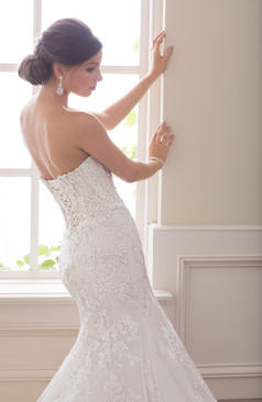 Wunderschönes modernes Fit-and-Flare Kleid aus Spitze und Tüll 