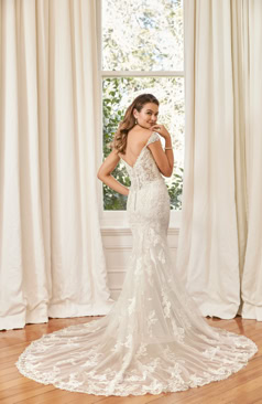 Ein elegantes Fit and Flare Brautkleid, dass aus Stretch- Jersey gefertigt wurde und die Taille wunderschön betont. Das Brautkleid hat einen schulterfreien Ausschnitt und setzt das Dekolleté perfekt in Szene. Außerdem ist das Fit and Flair Kleid reichlich mit perlenbesetzten Spitzenapplikationen versehen. Eine wundervolle Tüll- Schleppe sowie ein Reißverschluss mit Knöpfen schmücken das Brautkleid. 