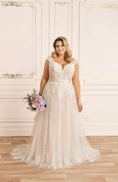Elegante und zeitlose A-Linie. Die A- Linie verfügt über einen klassischen V- Ausschnitt mit schönen Flügelärmeln, welche zu einem romantischen Rückenausschnitt des Kleides führen. Das Oberteil ist halbtransparent gearbeitet und auch dieses Brautkleid ist mit einer schönen Schleppe versehen.