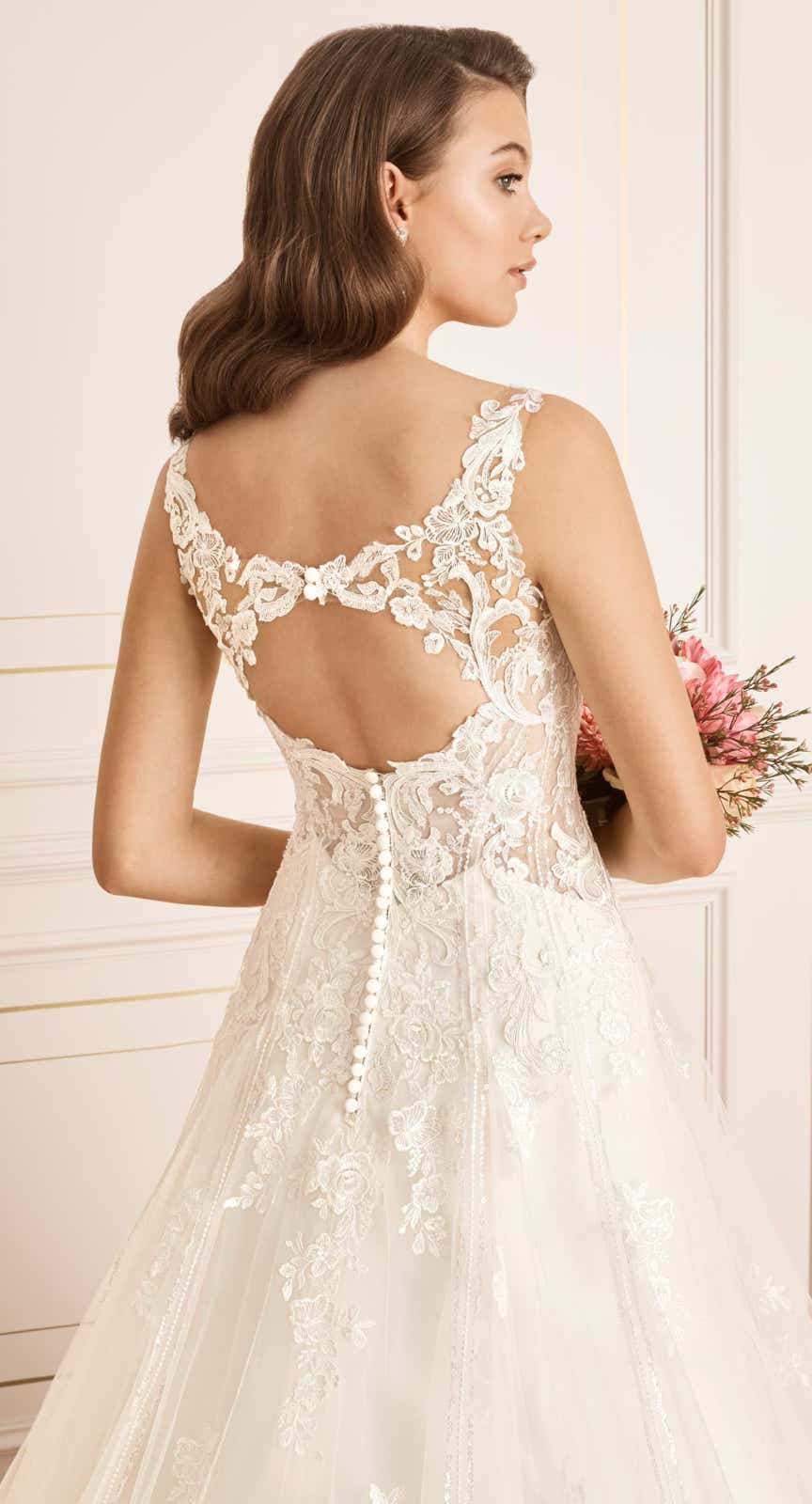 20110 Ein zeitlos, klassisches und romantisches Hochzeitskleid 