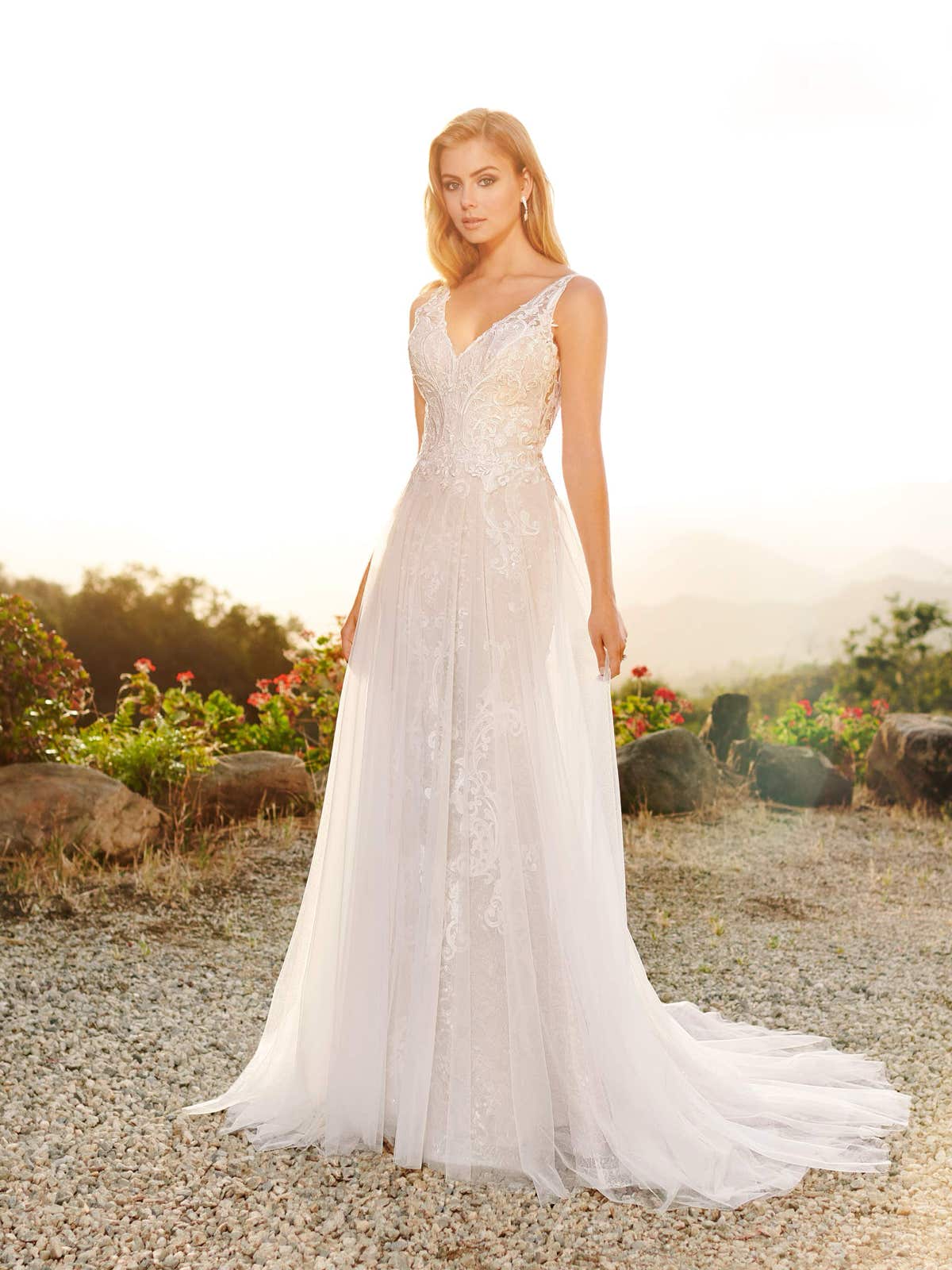 20113 Ein romantisches A-Linien Brautkleid mit einem schönen V-Ausschnitt