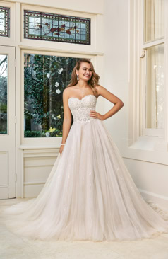 Ein wunderschönes Hochzeitskleid im Prinzessin Stil. Das hier zusehende Brautkleid verfügt über einen trägerlosen herzförmiges Ausschnitt und einem halbtransparentem Oberteil. Das Oberteil ist reichlich mit modernen perlenbestickten Spitzenapplikationen verziert. Auch hat das Prinzessinnen-Kleid einen voluminös gerafften Rock aus weichem Tüll sowie Paillettentüll und einer schönen Schleppe. Abnehmbare Träger sind bei dem Kleid enthalten. 