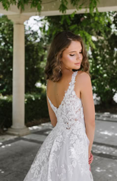 50830 A-Linien Brautkleid mit V-Ausschnitt und Illusionsspitze