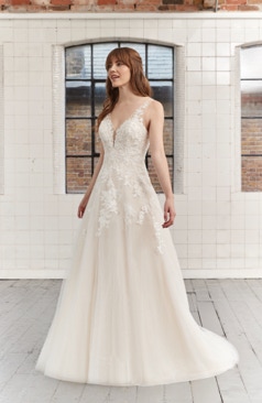 50997 Leicht und detailreich gearbeitetes Chiffon Brautkleid 