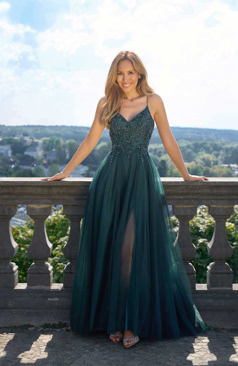 Lange Abendkleider FM52217 in Bordeaux und Hellblau mit glitzernder Spitze – erhältlich bei FM Braut- und Abendmode in Sandkrug bei Oldenburg.