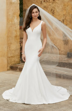 51456 Modern, elegant und wunderschön! Dieses hinreißende Fit and Flare Brautkleid