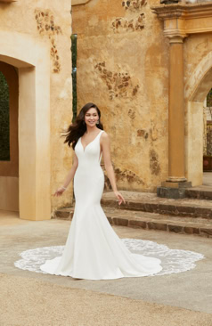 51456 Modern, elegant und wunderschön! Dieses hinreißende Fit and Flare Brautkleid