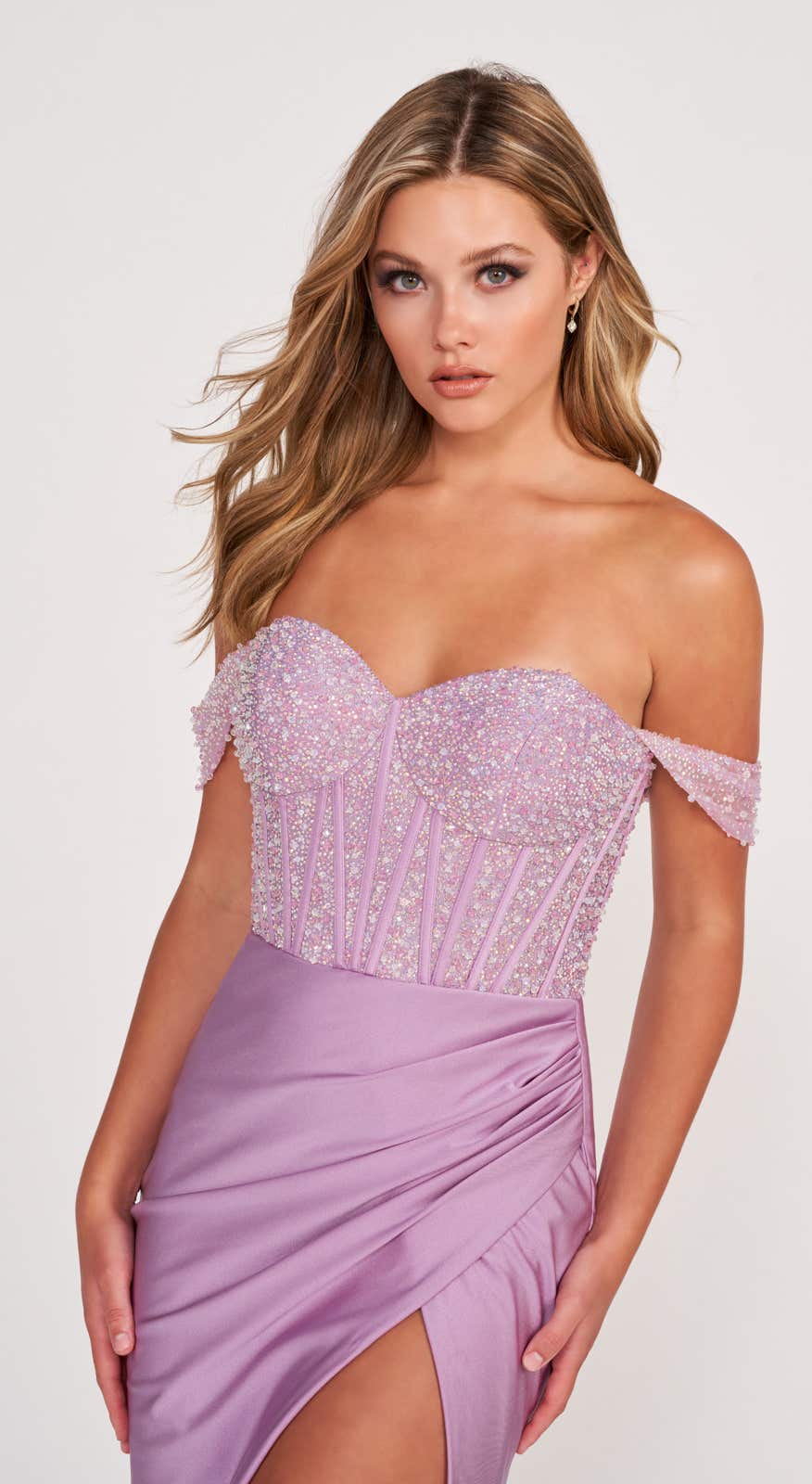 51744 Glitzer und Glamour in einem verführerischen Abendkleid im Lingerie-Stil