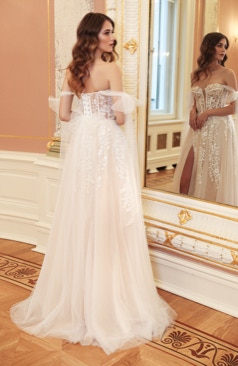 51856 Ein trägerloses Brautkleid mit exklusiver Spitze