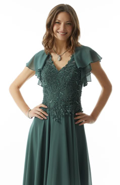 Elegantes Abendkleid FM52284 in Tannengrün mit feiner Perlenstickerei, fließendem Chiffonrock und V-Ausschnitt – erhältlich bei FM Braut- und Abendmode in Sandkrug bei Oldenburg.