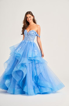 Prinzessinnen-Abendkleid FM52311 in Hellblau mit Glitzertüll und floraler Spitze – erhältlich bei FM Braut- und Abendmode in Sandkrug bei Oldenburg.