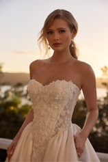 Brautkleid mit glitzernder floraler Spitzen-Corsage und voluminösem Tüllrock im Prinzessin-Stil – Brautmode bei FM Braut- und Abendmode Sandkrug bei Oldenburg. 