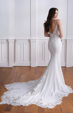 Fit-and-Flare-Brautkleid 52516 mit transparentem Spitzenoberteil, tiefem V-Ausschnitt, feiner 3D-Spitze und edler Schleppe – FM Braut- und Abendmode Sandkrug bei Oldenburg.