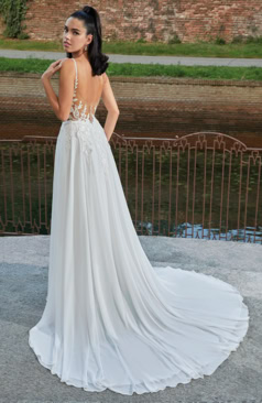 Modernes Brautkleid FM51714 mit tiefem V-Ausschnitt, zartem Spitzen-Corsagenoberteil und fließendem Chiffonrock mit Beinschlitz – feminin, elegant und perfekt für Sommerhochzeiten. Erhältlich bei FM Braut- und Abendmode in Sandkrug bei Oldenburg.