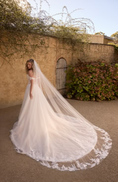 Prinzessinnenbrautkleid FM51991 mit abnehmbaren Off-Shoulder-Trägern, 3D-Spitzenkorsage und glitzerndem Tüllrock – FM Braut- und Abendmode Sandkrug bei Oldenburg.