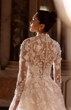 Prinzessinnen-Brautkleid mit hochgeschlossenem Spitzenoberteil, langen Ärmeln, 3D-Blüten und opulenter Schleppe – FM Braut- und Abendmode Sandkrug bei Oldenburg.