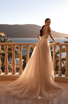 Romantisches A-Linien Brautkleid mit transparenter Blütenspitze, langen Ärmeln und Beinschlitz – modernes Spitzenbrautkleid – FM Braut- und Abendmode Sandkrug bei Oldenburg.