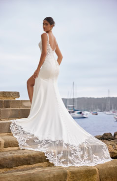 Fit and Flare Brautkleid FM52268 mit tiefem Rückenausschnitt, feiner Spitze und transparenter Schleppe. Erhältlich bei FM Braut- und Abendmode in Sandkrug bei Oldenburg.