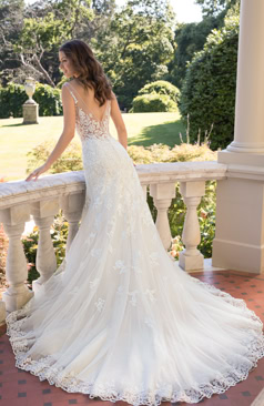 Das hier zusehende Brautkleid ist mit wundervollen auslaufenden Spitzenapplikationen und Pailletten verziert. Ein wirklicher Hingucker ist der Taillenbereich des Kleides. Der Bereich wurde mit Spitzentüll gearbeitet und betont gleichzeitig die Taille. Das Brautkleid hat einen eleganten herzförmigen Ausschnitt sowie Tüll-Träger und einen tiefen Rückenausschnitt. Ein weiterer Blickfang des Kleides ist die wundervolle Tüll-Schleppe die mit einem Spitzenabschluss verziert ist. Zu schließen ist das Brautkleid mit einer Schnürung im Rückenbereich. Optional ist dieses Kleid mit einem Reißverschluss und einer Knopfleiste erhältlich.