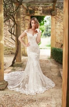 Ein elegantes Fit and Flare Brautkleid, dass aus Stretch- Jersey gefertigt wurde und die Taille wunderschön betont. Das Brautkleid hat einen schulterfreien Ausschnitt und setzt das Dekolleté perfekt in Szene. Außerdem ist das Fit and Flair Kleid reichlich mit perlenbesetzten Spitzenapplikationen versehen. Eine wundervolle Tüll- Schleppe sowie ein Reißverschluss mit Knöpfen schmücken das Brautkleid. 
