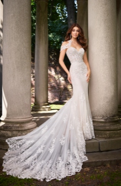 Romantisch und dennoch verführerisch. Dieses Hochzeitskleid im Fit- and Flare Stil hat ganz besondere abnehmbare schulterfreie Träger. Das Kleid betont die Taille durch das halbtransparente Oberteil. Das Brautkleid hat auch eine wundervolle Schleppe mit einem ausdrucksvollen Spitzenabschluss. Das Kleid wird durch einen Reißverschluss und eine Knopfleiste im Rückenbereich geschlossen.