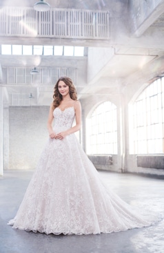 Ein wunderbares Allover- Spitzen Hochzeitskleid aus Tüll und Paillettentüll. Das Brautkleid verfügt über feine Perlen-Träger, einen dezenten V- Ausschnitt und ein halbtransparentes Oberteil, dass die Taille betont. Gleichzeitig wird der Rücken durch einen tiefen U- Ausschnitt in Szene gesetzt. Das Kleid wird durch ein Reißverschluss geschlossen.