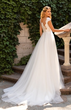 Brautkleid im Prinzessiden-Stil mit Tattoo Effekt am Rücken und einer Knopfleiste. Das Oberteil ist aufwendig mit Spitze und Pailletten verziert. Der Rock ist aus mehreren Lagen Softtüll und einer Schleppe gefertigt. 