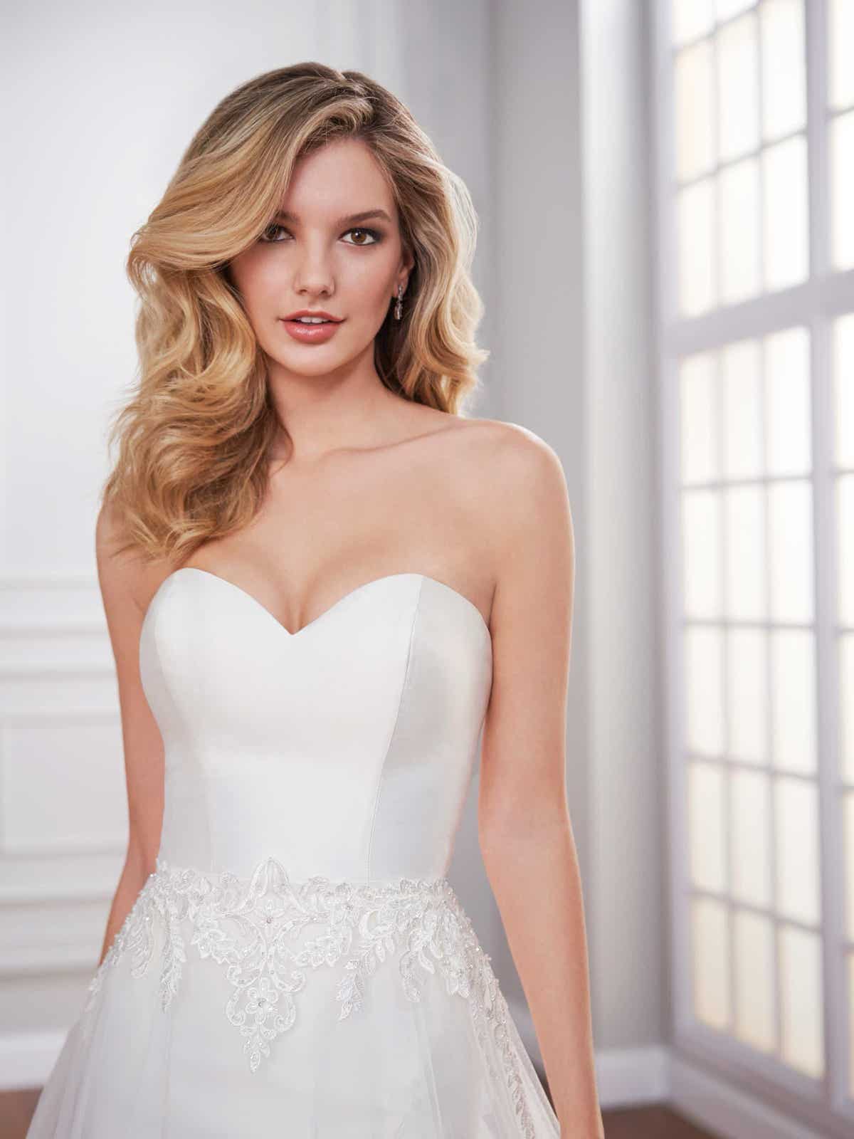 50642 Ein Mikado-Hochzeitskleid und zwei verschiedene Looks