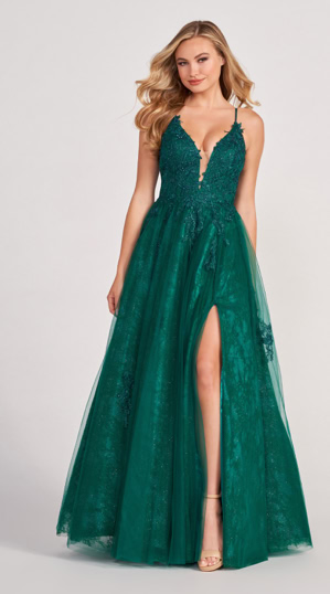 51492 Ein wunderschönes Abendkleid mit einem verführerischen V-Ausschnitt, zarten Spaghettiträgern, einen sexy Beinschlitz,