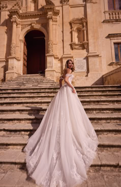 52037 Erlebe Eleganz pur: Unser schulterfreies Ballkleid aus Organza und Tüll