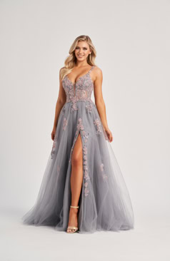 Langes Abendkleid FM52160 in Flieder mit Spitze und Rückenschnürung – erhältlich bei FM Braut- und Abendmode in Sandkrug bei Oldenburg.