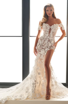 Fit and Flare Brautkleid FM51322 mit Offshoulder-Trägern, Beinschlitz und floraler Spitze. Erhältlich bei FM Braut- und Abendmode in Sandkrug bei Oldenburg.